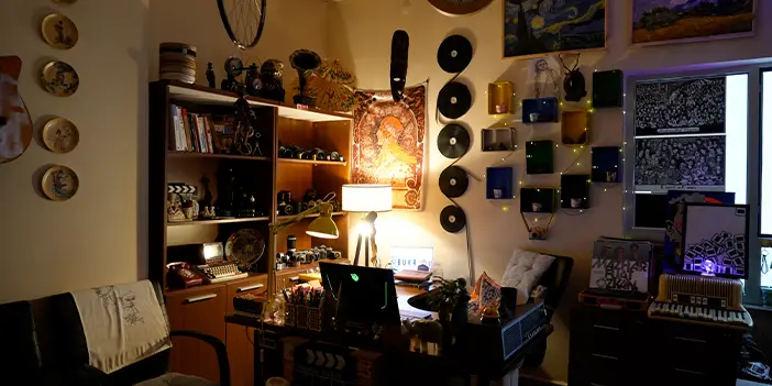 Gümüşhane'de 16 metrekarelik odasını sinema müzesine çevirdi