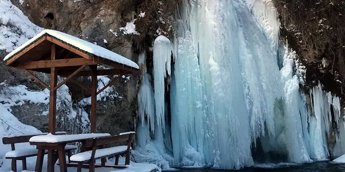 Bayburt'ta buz tutan şelale kartpostallık görüntüler oluşturdu