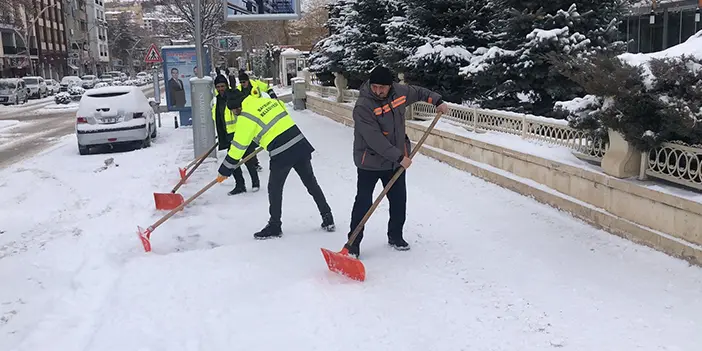 Bayburt'ta karla mücadele çalışmaları aralıksız devam ediyor!