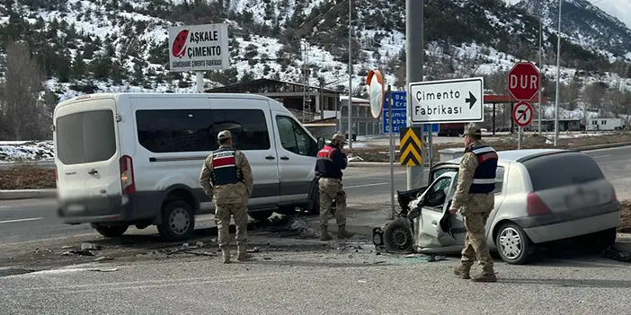 Bölgemizde otomobille servis minibüsü çarpıştı! 4 kişi yaralandı