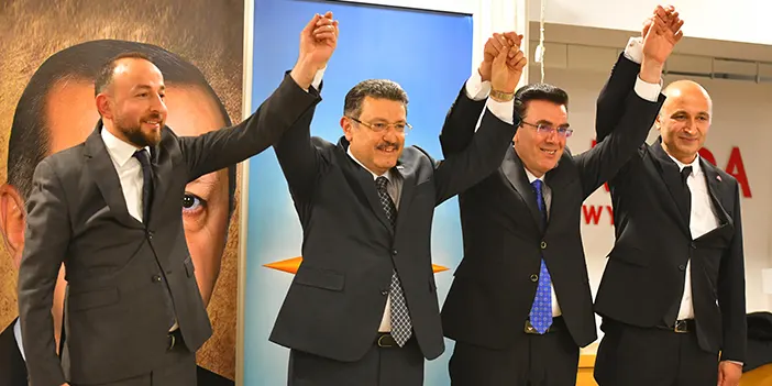 AK Parti Trabzon Büyükşehir Belediye Başkan adayı Ahmet Metin Genç'e Vakfıkebir'de coşkulu karşılama