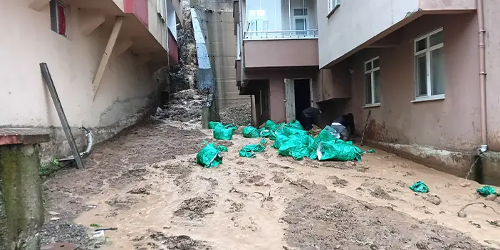 Artvin’de heyelan nedeniyle 2 bina tahliye edildi