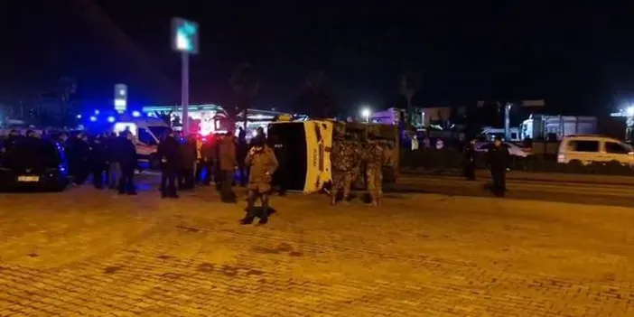 Çevik kuvvet midibüsü devrildi! 11 polis yaralı