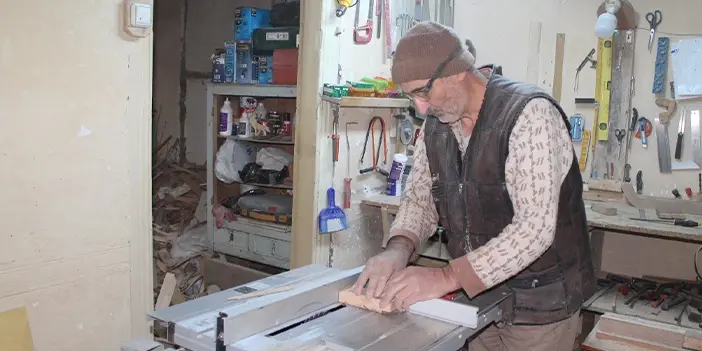 Tahta parçaları emekli öğretmenin elinde şekilleniyor