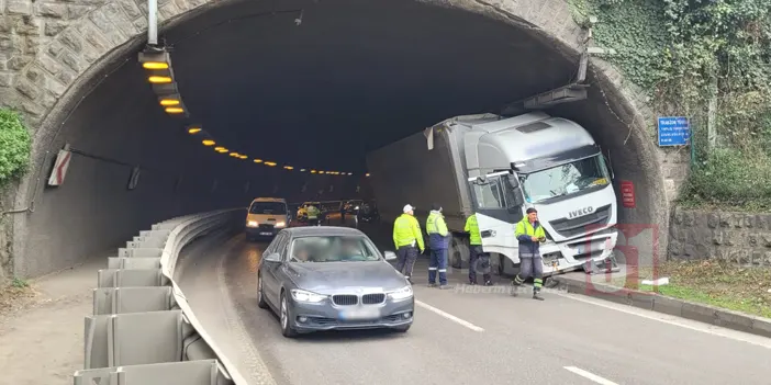 trabzonda-tunelde-kaza-trafik-kilitledi.webp