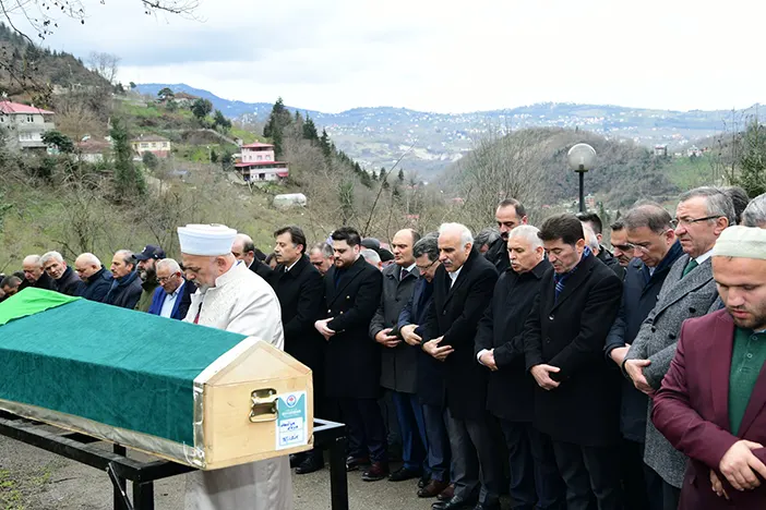 trabzonda-chpli-ahmet-kayanin-annesi-son-yolculuguna-ugurlandi-001.webp