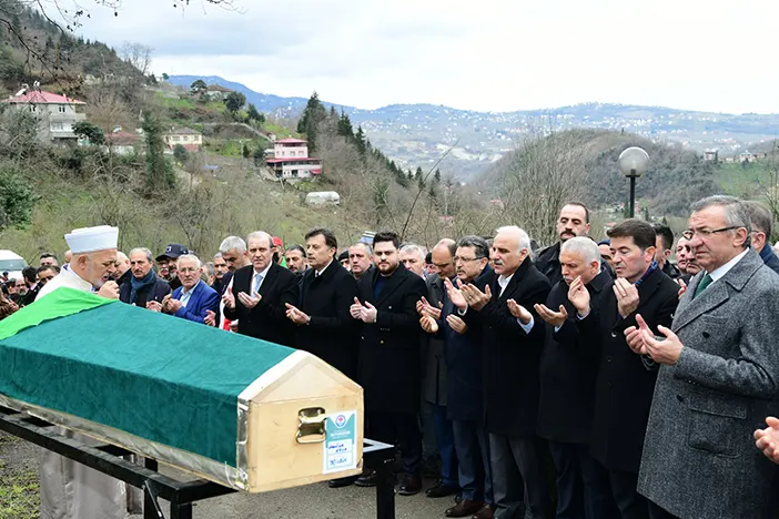 trabzonda-chpli-ahmet-kayanin-annesi-son-yolculuguna-ugurlandi.webp