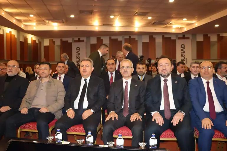 ulastirma-ve-altyapi-bakani-abdulkadir-uraloglu-izmir-daha-iyisine-layik-1.webp