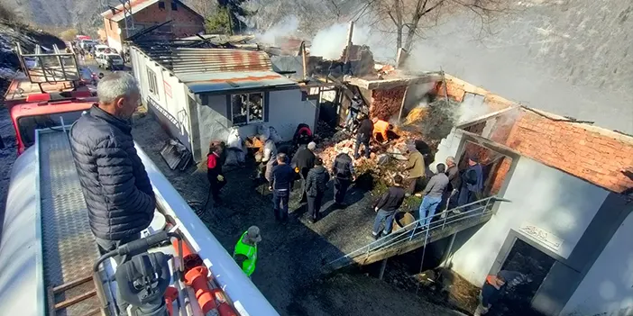 Evin teras ve çatı katı küle döndü! 4 engelli birey yaşıyordu