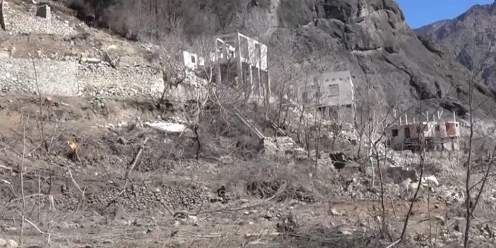 Baraj suları çekildi! Köy ve kale ortaya çıktı