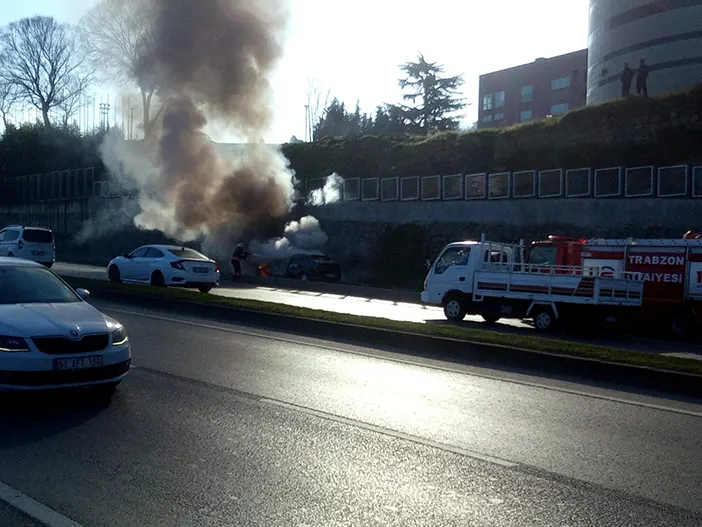 trabzonda-seyir-halindeki-otomobil-yandi-o-anlar-kameraya-yansidi-002.webp