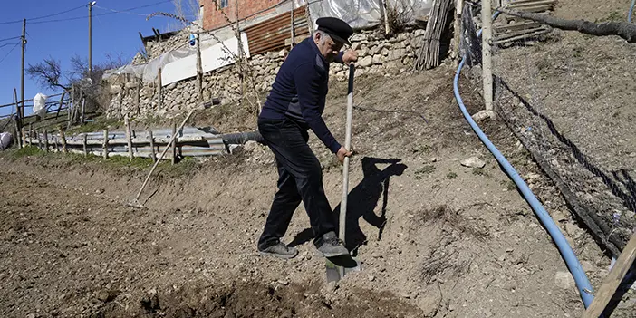 Doktorların "15 yaşını göremez" dediği engelli kızı için köye yerleşti! 