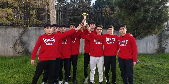 Trabzon'da gençler yüzme şampiyonasında Türkiye üçüncüsü!