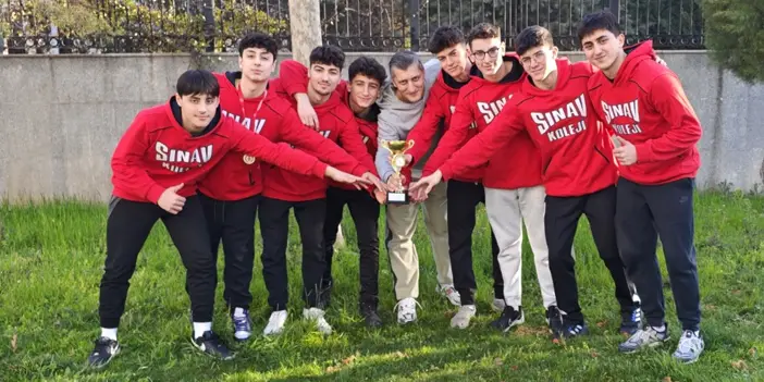 Trabzon'da gençler yüzme şampiyonasında Türkiye üçüncüsü!