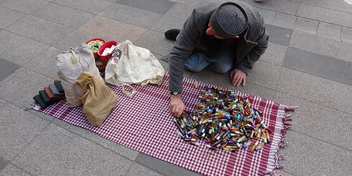 Yanlış iğne sonucu bedensel engelli dünyaya geldi! Geçimini işte böyle sağlıyor