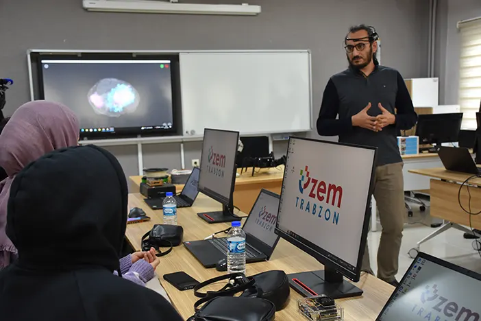 trabzon-universitesi-yapay-zeka-ve-robotik-kodlama-merkezi-alti-ayda-320-katilimciyi-egitti.webp