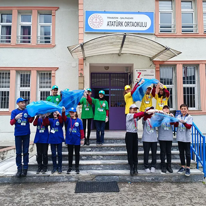 trabzonda-ortaokul-ogrencileri-fidan-dikti-002.webp