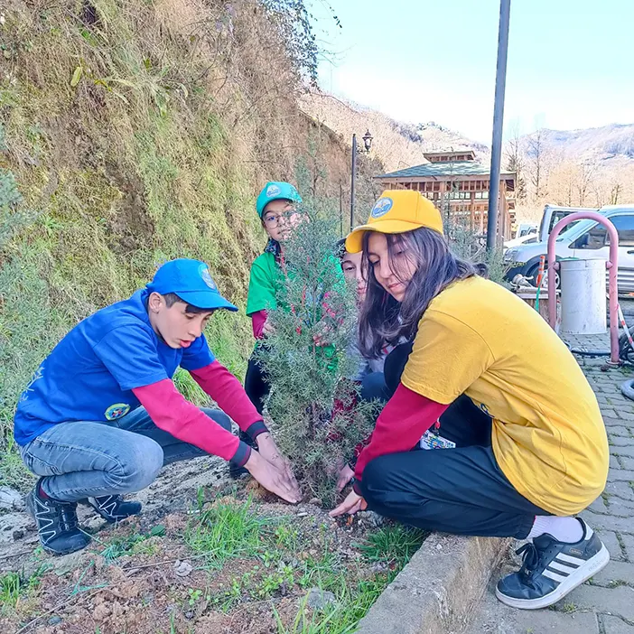 trabzonda-ortaokul-ogrencileri-fidan-dikti.webp
