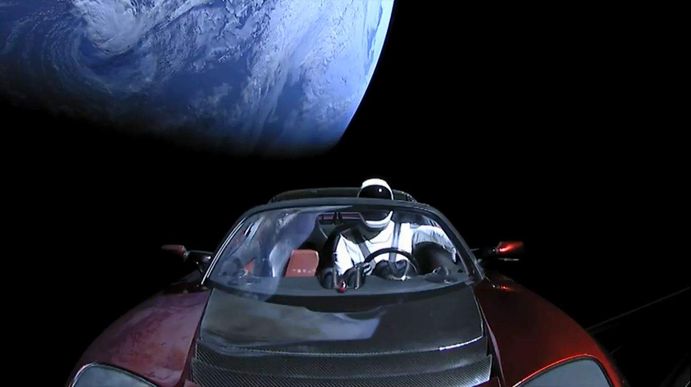 tesla-bundan-6-yil-once-ise-falcon-9-roketiyle-bir-tesla-roadster-modelini-uzaya-firlatmisti-1.jpg