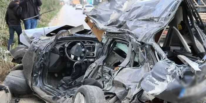 Adana'da kontrolden çıkan otomobil işçi servisine çarptı! Ölü ve yaralılar var 