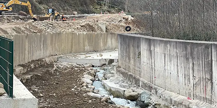 Sürekli taşan deredeki çalışma tepkilere neden oldu! "İşi kestirip atmak..."