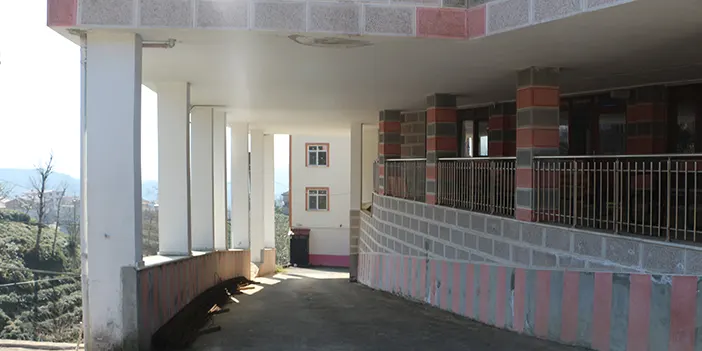 Rize'de cami ve kurs binası altından geçen yol ilgi çekiyor