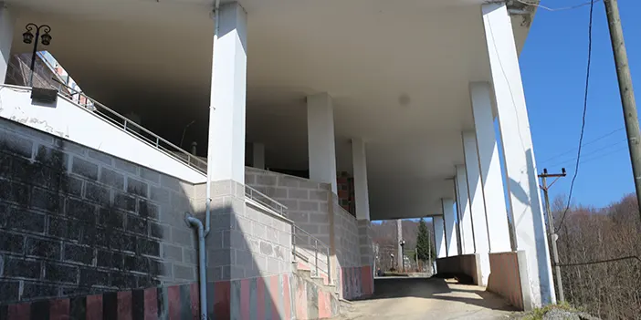 Rize'de cami ve kurs binası altından geçen yol ilgi çekiyor