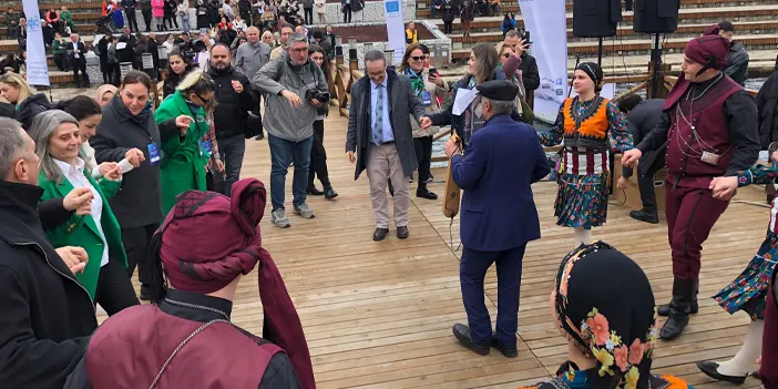 Trabzon'da kadınlar gününe özel horon şenliği! "Horonu Dik Oyna"