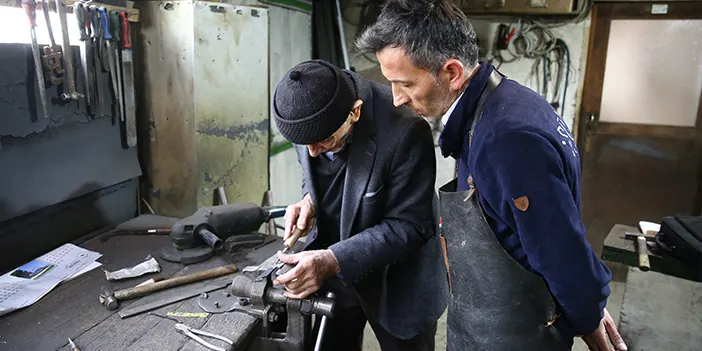 Gönüllü çırak olup mesleği öğrendi! El yapımı bıçaklar üretiyor