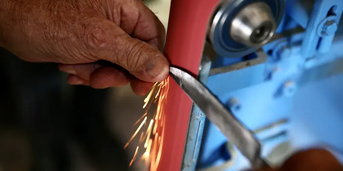 Gönüllü çırak olup mesleği öğrendi! El yapımı bıçaklar üretiyor