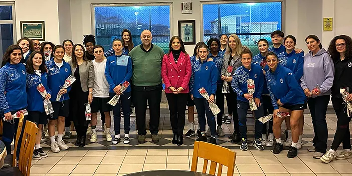 Trabzonspor Kadın Komisyonu Başkanı Hatice Öztürk’ten Kadın Futbol Takımına ziyaret