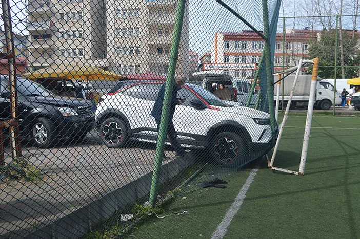 giresunda-korku-dolu-anlar-kontrolden-cikan-cip-okul-kapisina-park-halindeki-araclara-ve-2-kisiye-carpti.webp