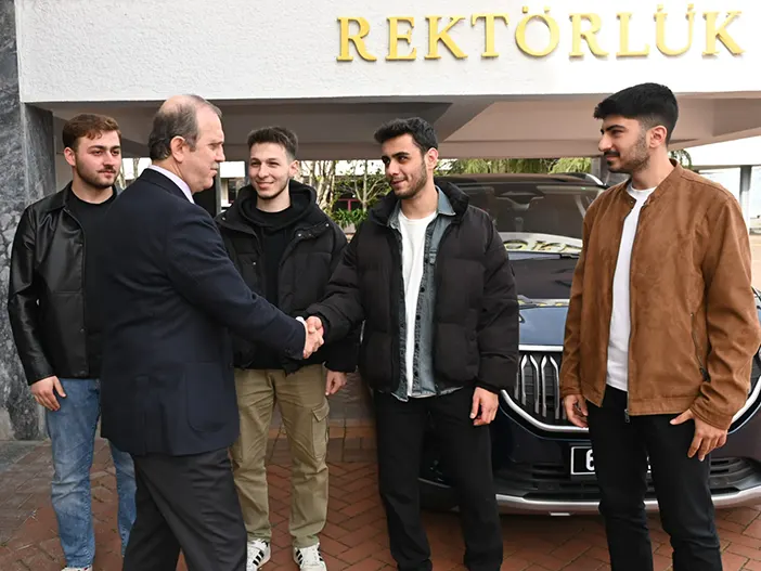 ktulu-ogrenciler-rektorun-makam-aracini-kullandi-toggu-deneyimledi-002.webp