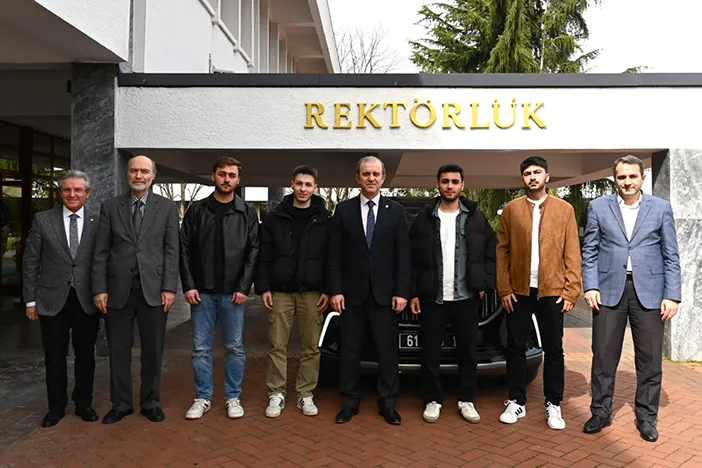 ktulu-ogrenciler-rektorun-makam-aracini-kullandi-toggu-deneyimledi-007.webp