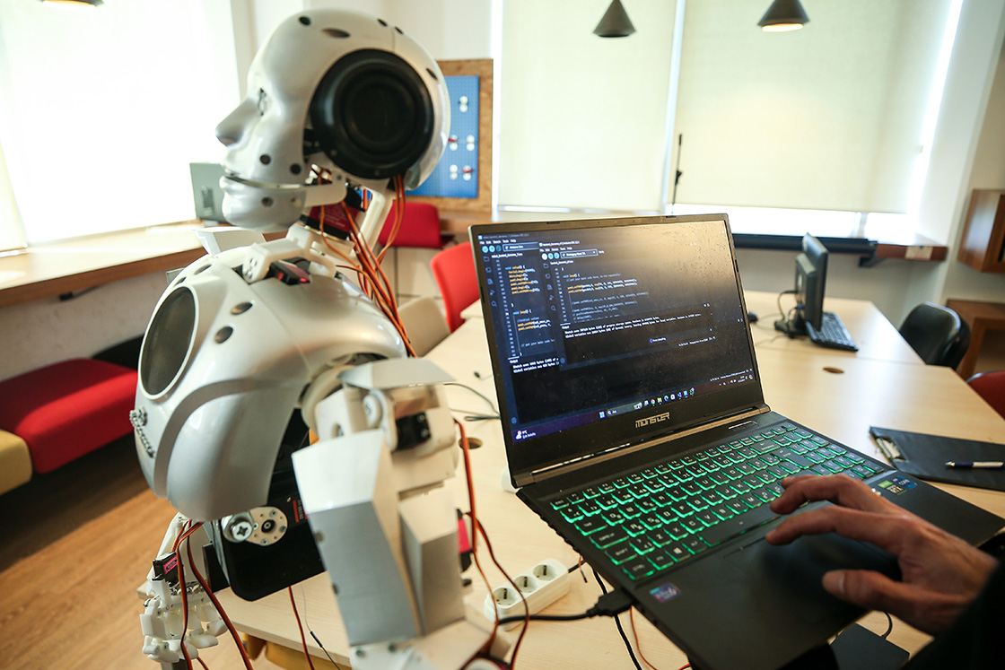 turk-robot-cuma-yapay-zekayla-yeni-beceriler-kazanacak-001.jpg