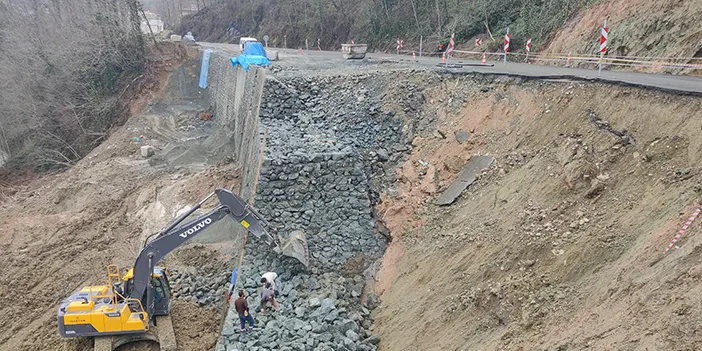 Trabzon'da heyelan! Karayolu ulaşıma kapandı