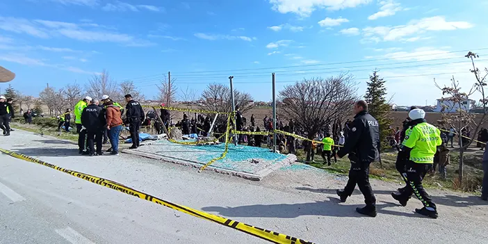 Durakta bekleyenlere araç çarptı! Ölü ve yaralılar var