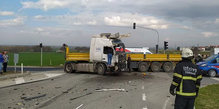 Tır ile yolcu minibüsü çarpıştı! Ölü ve yaralılar var