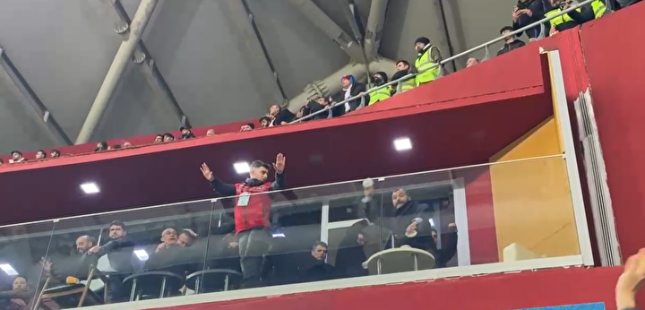 trabzonspor-taraftarlarina-cam-bardak-ve-kulluk-firlatmisti-kim-oldugu-ortaya-cikti-001.png