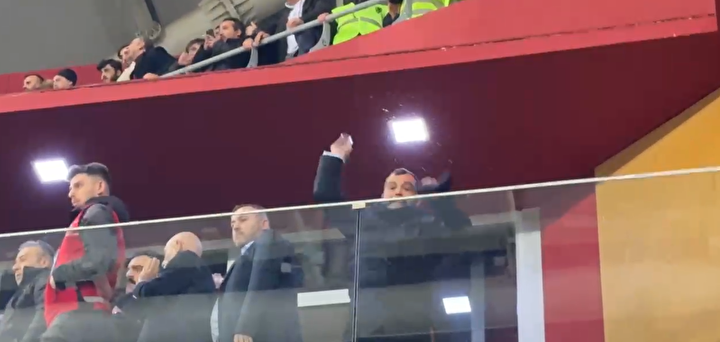 trabzonspor-taraftarlarina-cam-bardak-ve-kulluk-firlatmisti-kim-oldugu-ortaya-cikti-002.png