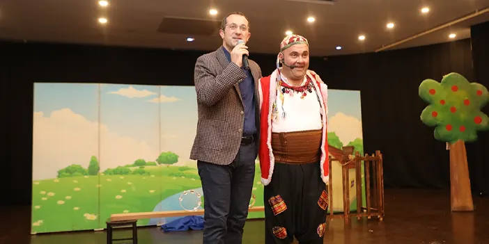 Akçaabat'ta sahne renkli kostümlerle doldu! ‘Bana Bir Masal Anlat' çocuk oyunu sahnelendi