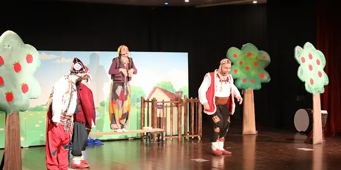 Akçaabat'ta sahne renkli kostümlerle doldu! ‘Bana Bir Masal Anlat' çocuk oyunu sahnelendi