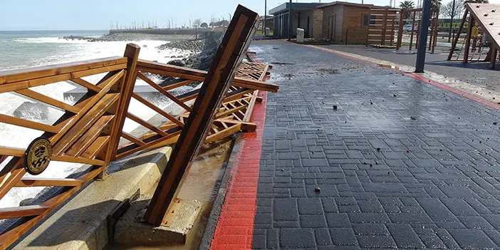 Denize atılan çöpler Trabzon'da sahile vurdu!