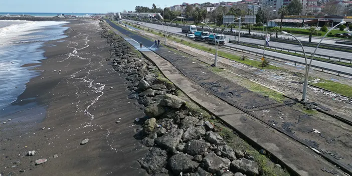 Denize atılan çöpler Trabzon'da sahile vurdu!