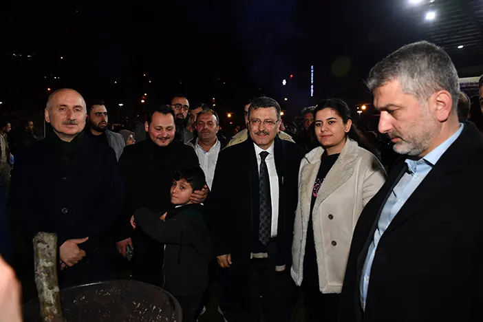 ak-parti-trabzon-buyuksehir-belediye-baskan-adayi-ahmet-metin-genc-trabzonu-adim-adim-geziyor-008.webp