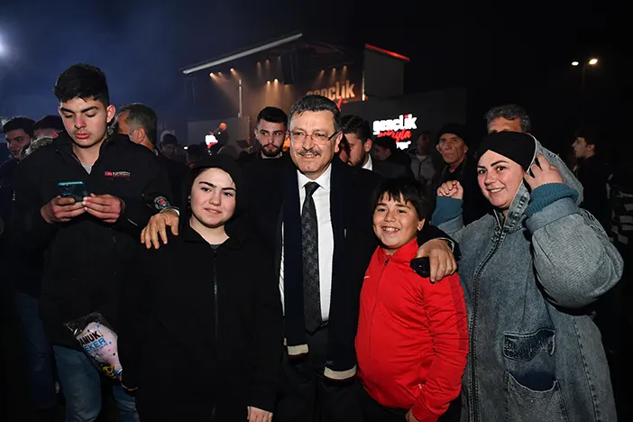 ak-parti-trabzon-buyuksehir-belediye-baskan-adayi-ahmet-metin-genc-trabzonu-adim-adim-geziyor-013.webp