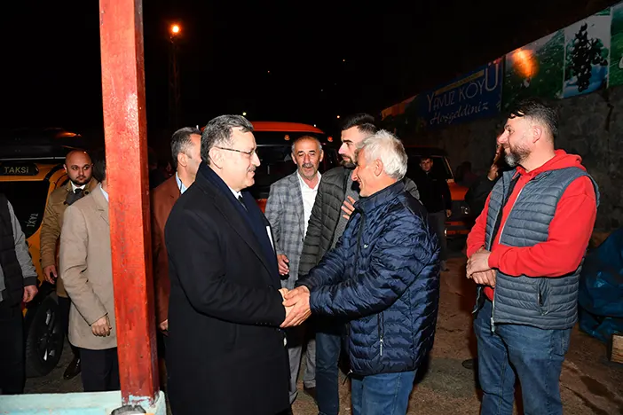 ak-parti-trabzon-buyuksehir-belediye-baskan-adayi-ahmet-metin-genc-trabzonu-adim-adim-geziyor-015.webp