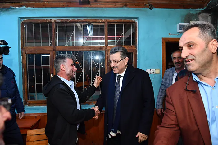 ak-parti-trabzon-buyuksehir-belediye-baskan-adayi-ahmet-metin-genc-trabzonu-adim-adim-geziyor-016.webp