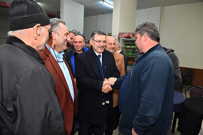 ak-parti-trabzon-buyuksehir-belediye-baskan-adayi-ahmet-metin-genc-trabzonu-adim-adim-geziyor-018.webp
