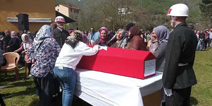 Askeri birliğinde yatağında ölü bulunan asker Giresun'da son yolculuğuna uğurlandı 